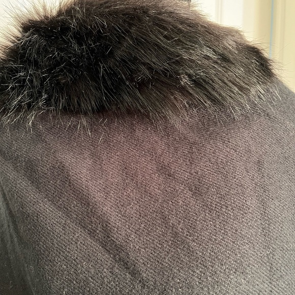 New faux fur collar poncho - Picture 3 of 7